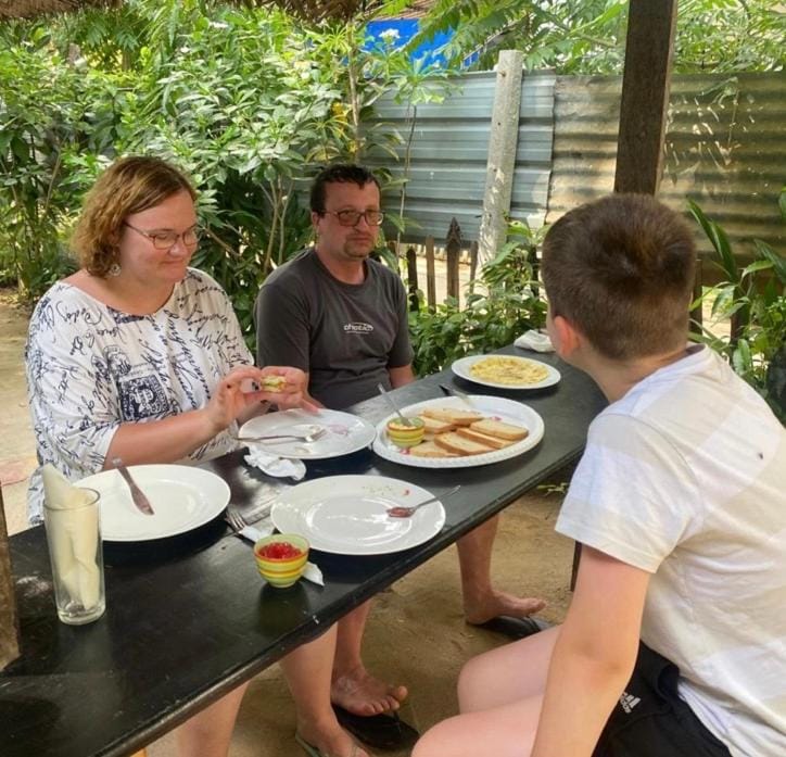 Restaurant/places to eat, group of guests