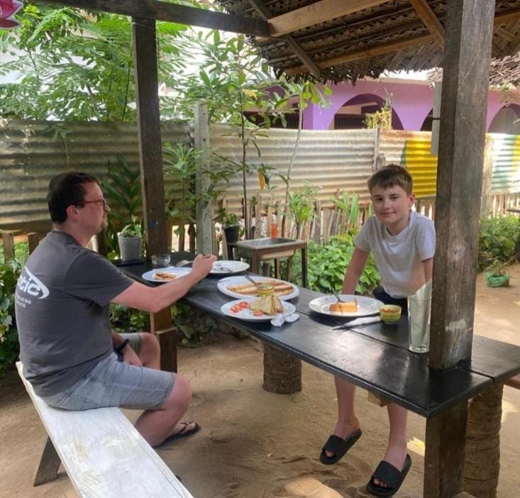 Restaurant/places to eat, group of guests
