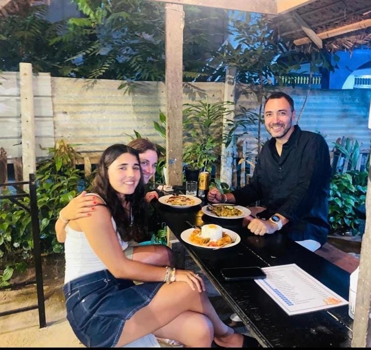 Restaurant/places to eat, group of guests