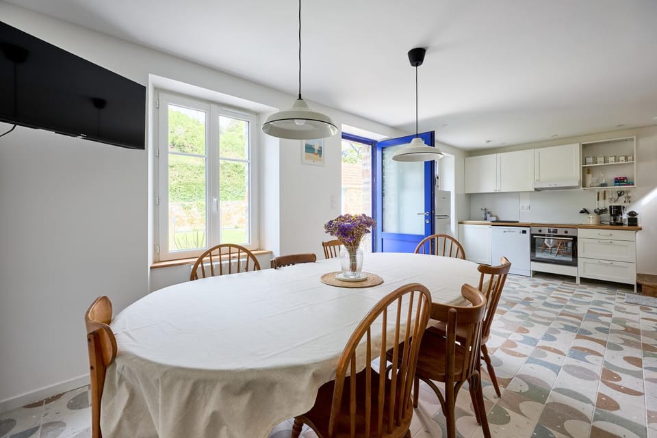 Kitchen or kitchenette, Living room, Dining area