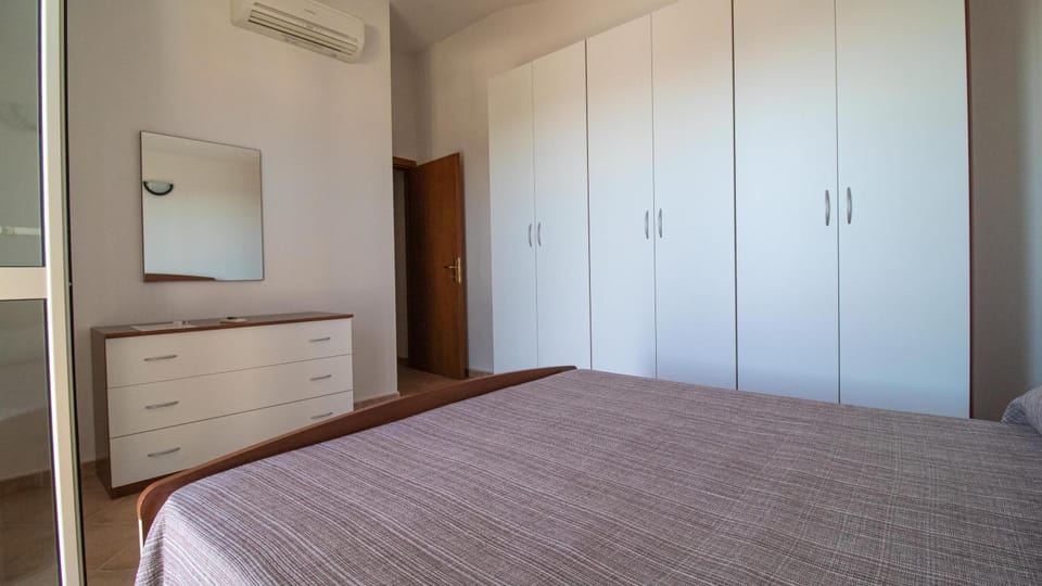 Bedroom, wardrobe, air conditioner