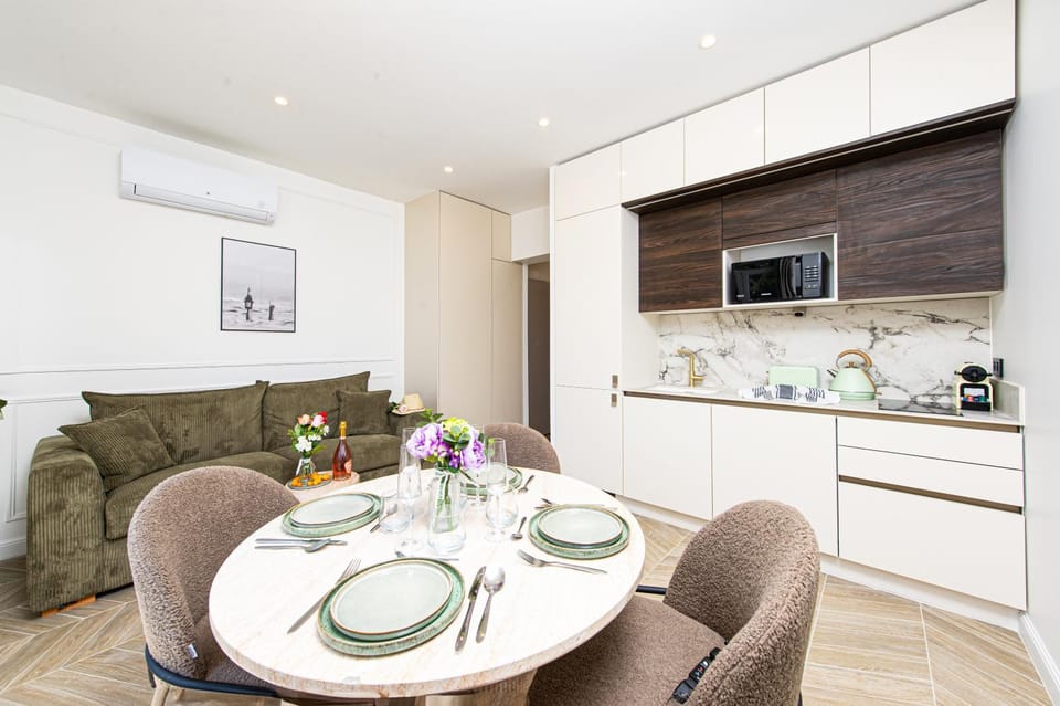 TV and multimedia, Kitchen or kitchenette, Living room, Dining area