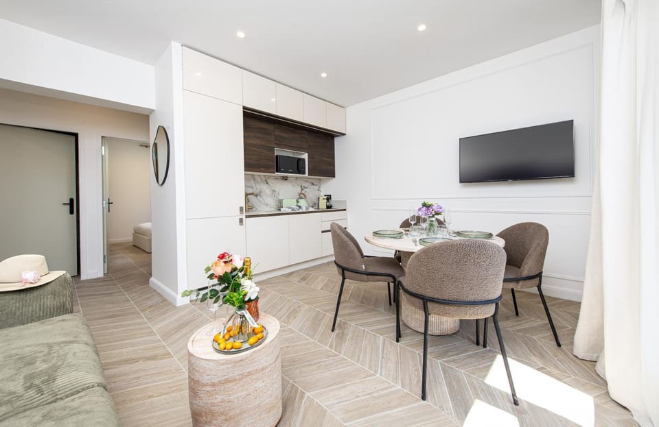 TV and multimedia, Kitchen or kitchenette, Living room, Seating area, Dining area