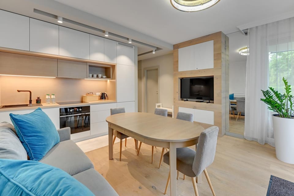TV and multimedia, Kitchen or kitchenette, Living room, Seating area, Dining area, stove