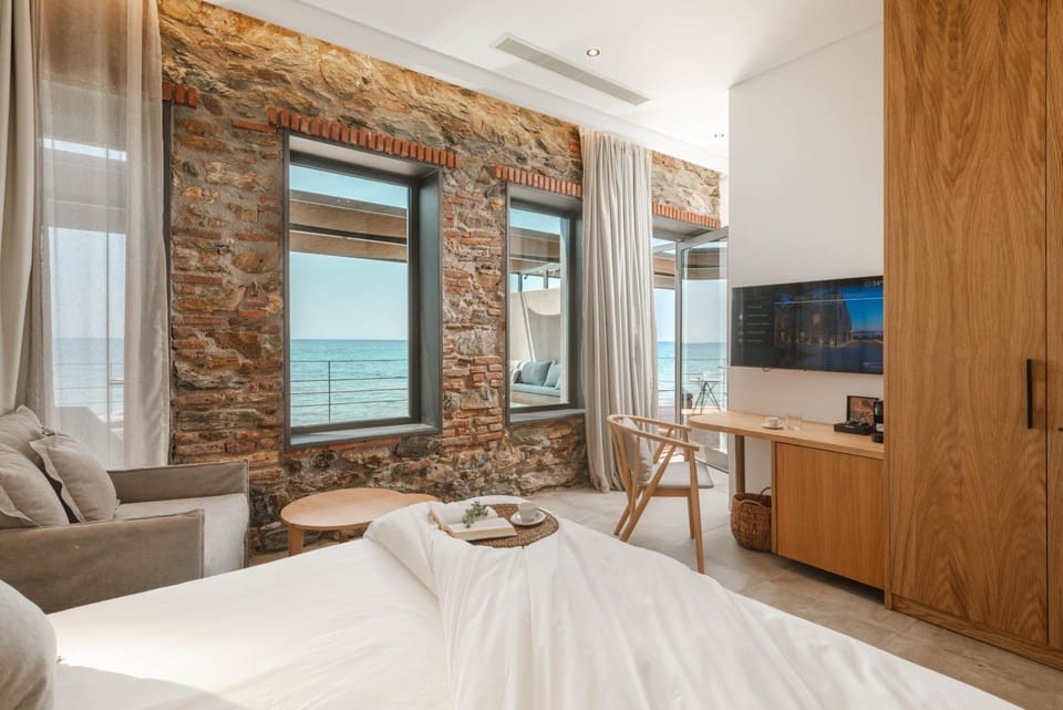 Porto Plomari Hotel in İzmir Province