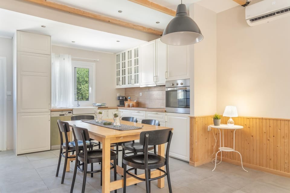 Property building, Kitchen or kitchenette, Living room