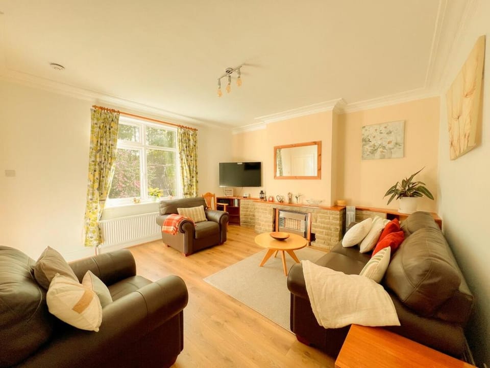 Communal lounge/ TV room, TV and multimedia, Living room, Seating area, Evening entertainment
