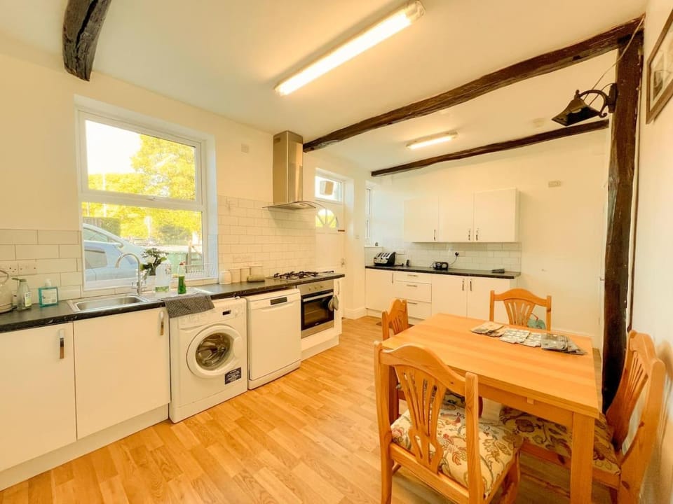 Furnished 3BR House - Free Parking, WiFi, Kitchen House in Leeds