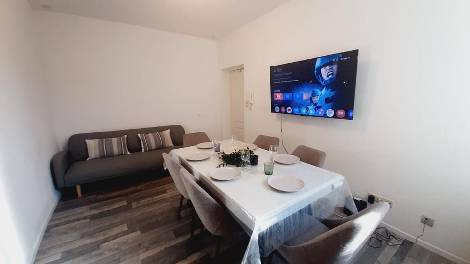 TV and multimedia, Living room, Seating area, Dining area