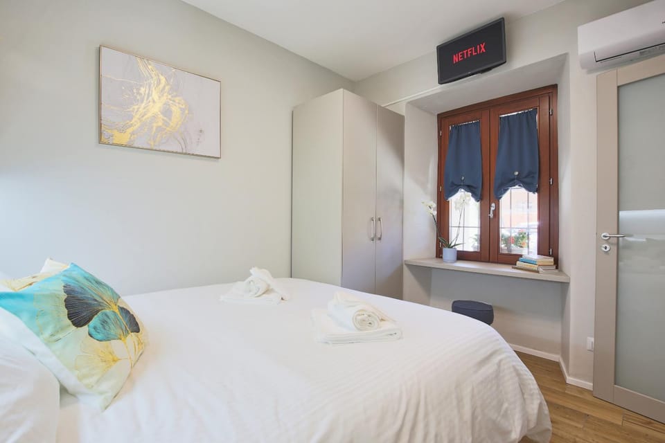 Bed, TV and multimedia, Photo of the whole room, Bedroom, towels, wardrobe, air conditioner