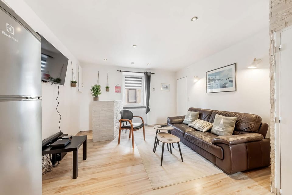 TV and multimedia, Living room, Decorative detail, Seating area, Dining area