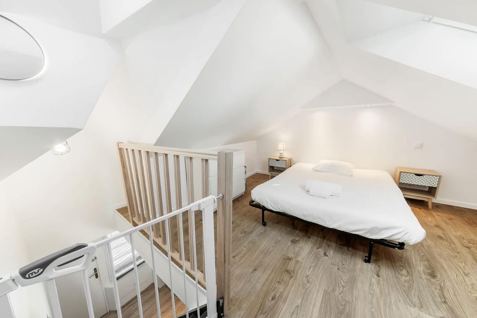 Bed, Photo of the whole room, Bedroom, towels