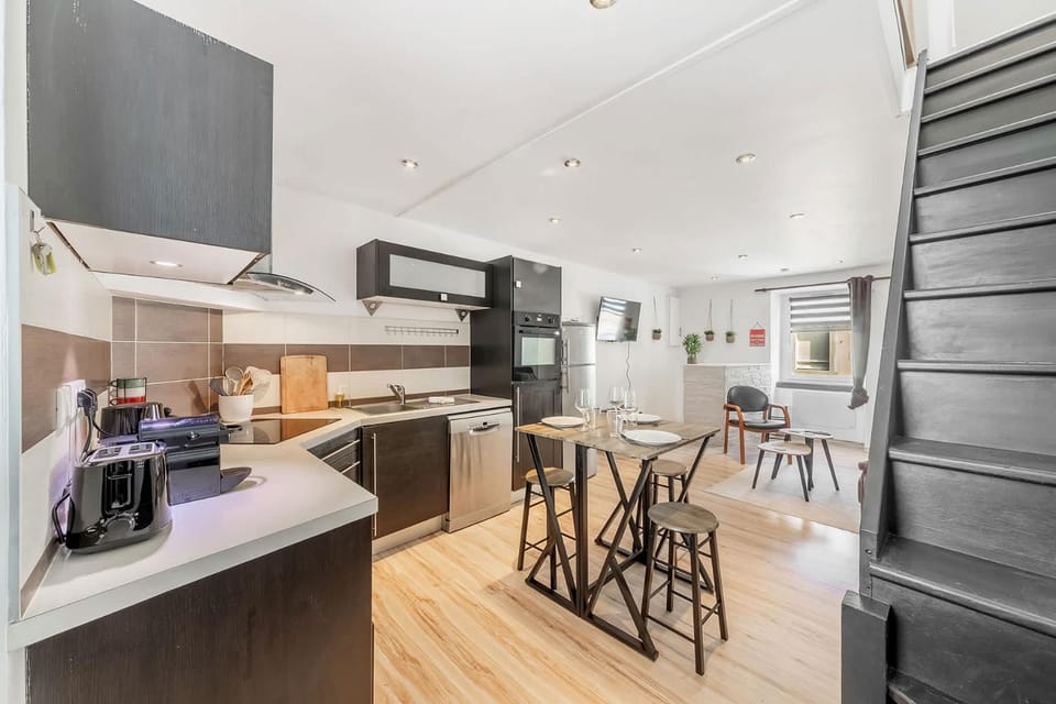 TV and multimedia, Kitchen or kitchenette, Dining area, dishwasher, oven, stove, toaster
