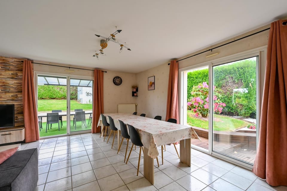 Communal lounge/ TV room, Dining area