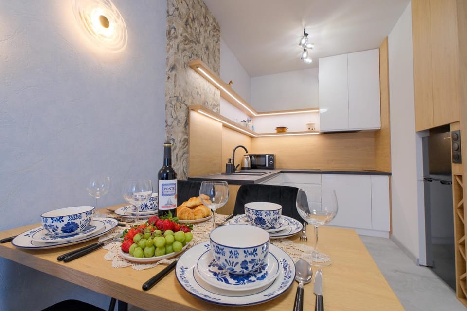 Coffee/tea facilities, Kitchen or kitchenette, Food and drinks, Dining area, stove