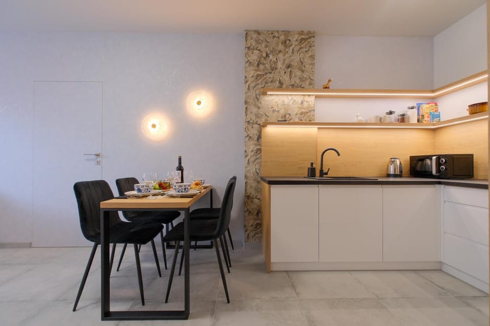 Coffee/tea facilities, Kitchen or kitchenette, Dining area, stove