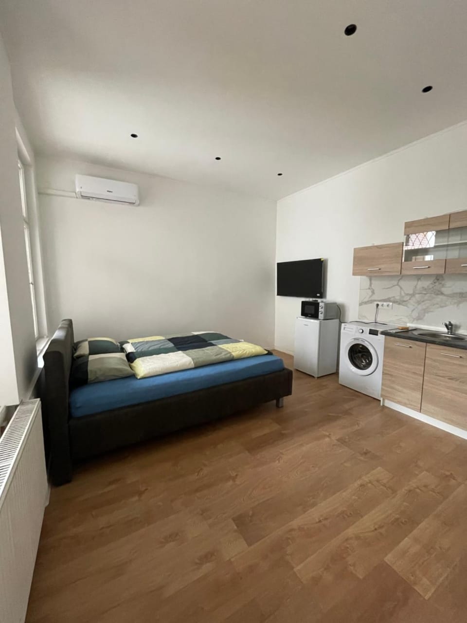Bed, TV and multimedia, Photo of the whole room, Bedroom, air conditioner