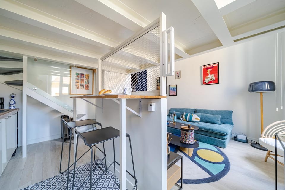 TV and multimedia, Kitchen or kitchenette, Living room, Seating area, Dining area