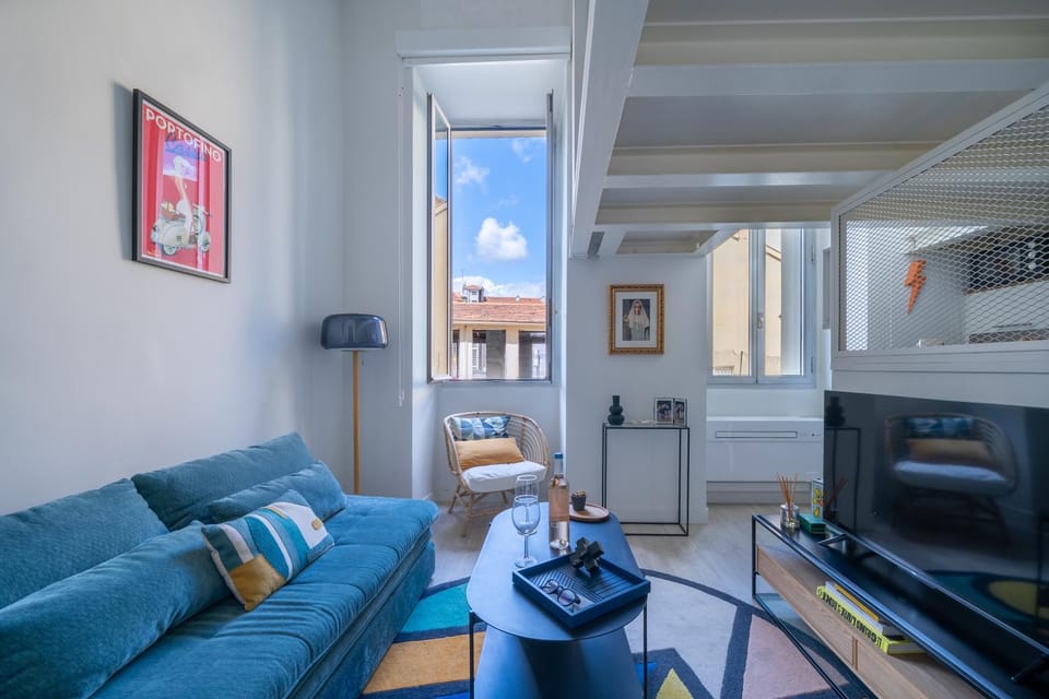 Communal lounge/ TV room, TV and multimedia, Living room, Seating area, flat iron