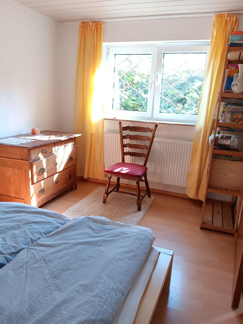 Bed, Photo of the whole room, Seating area, Bedroom