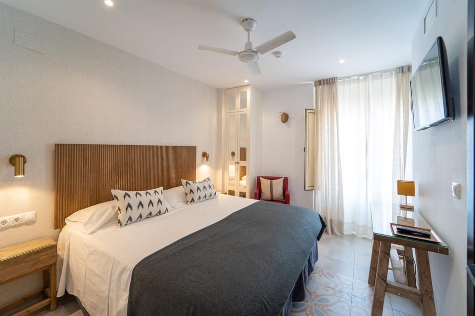 Photo of the whole room, Bedroom