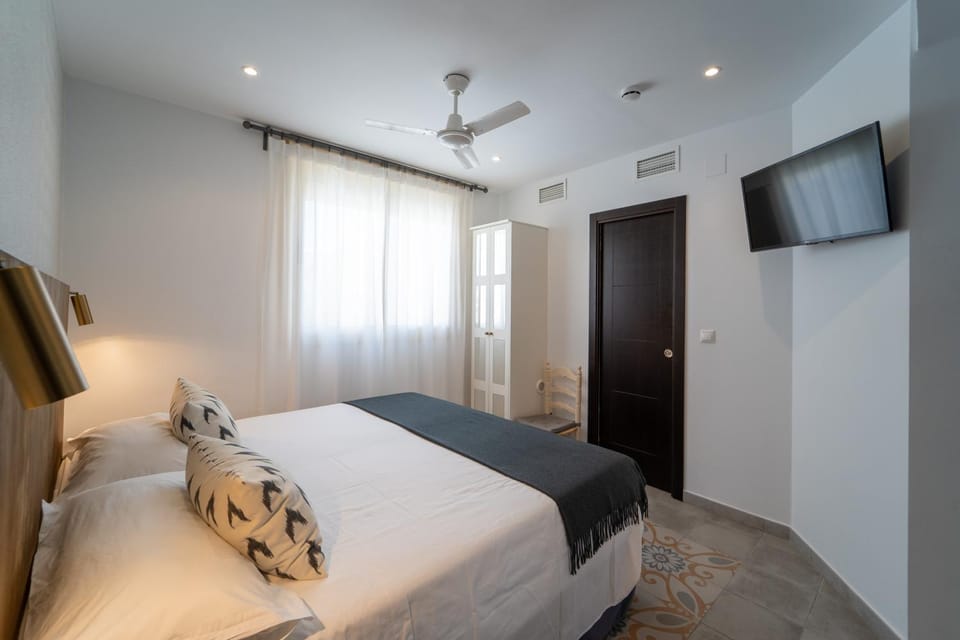 Bed, TV and multimedia, Photo of the whole room, Bedroom, air conditioner