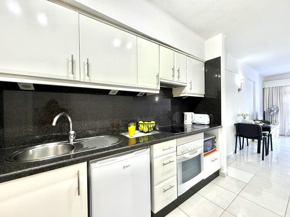 Kitchen or kitchenette, Dining area, oven, stove, toaster