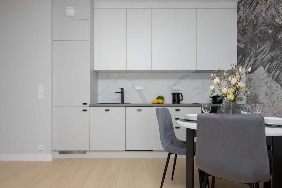 Coffee/tea facilities, Kitchen or kitchenette, Dining area, stove