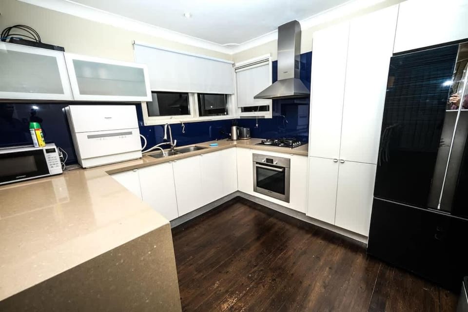 Sydney Moorebank 4 bed house close Liverpool House in Sydney