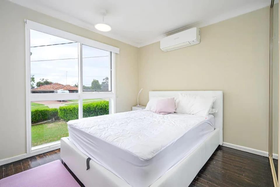 Sydney Moorebank 4 bed house close Liverpool House in Sydney
