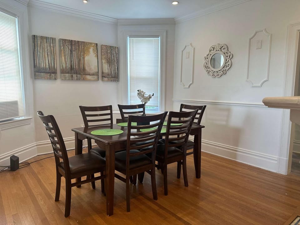 Stunning 3BR-Private Entrance-Renovated-Near City Apartment in Pittsburgh