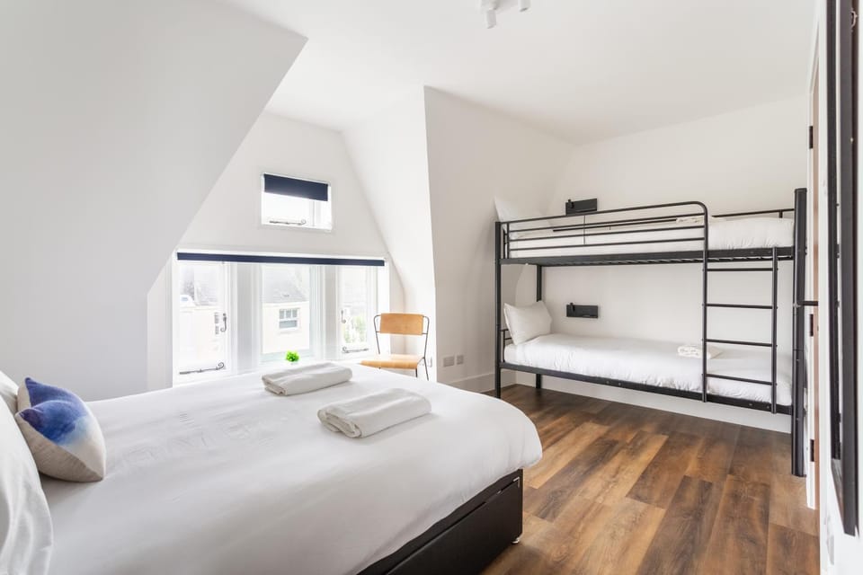 Bed, Photo of the whole room, Bedroom, bunk bed, towels