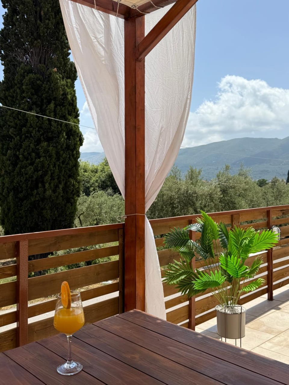 Divino Appartment House in Alikanas