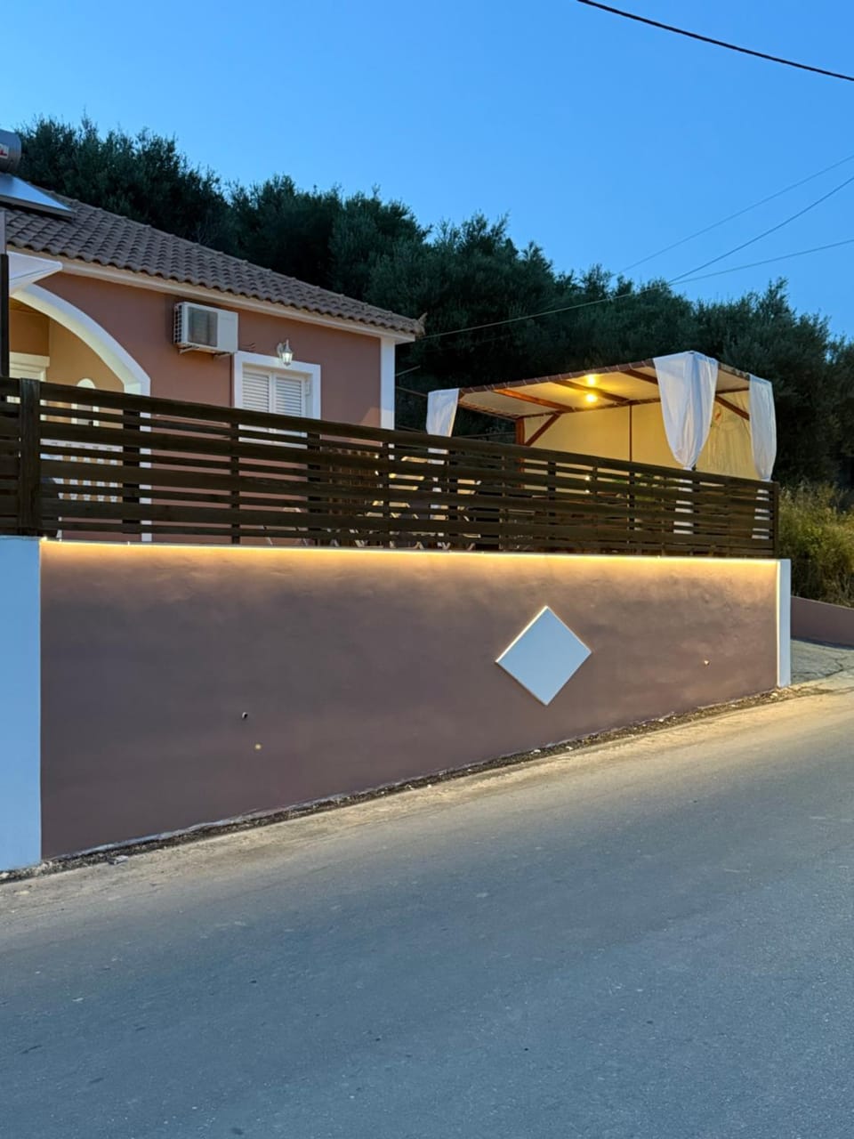 Divino Appartment House in Alikanas