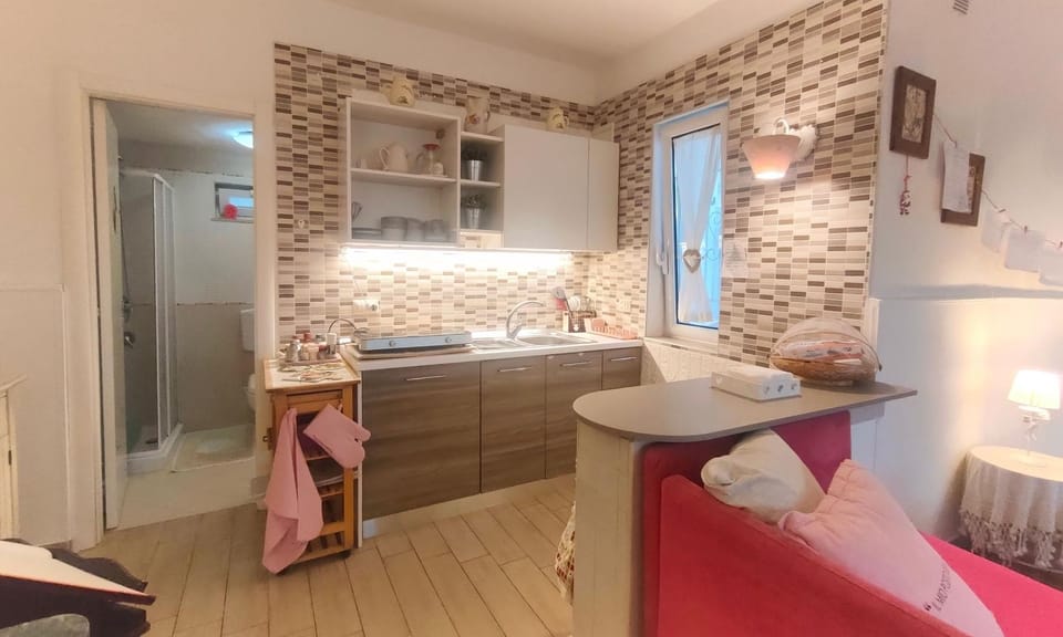 Kitchen or kitchenette, Living room, Seating area, Dining area