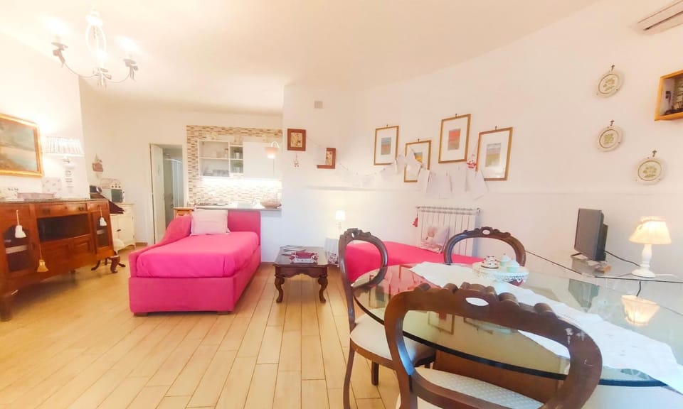Bed, Living room, Photo of the whole room, Seating area, Dining area, Bedroom, air conditioner