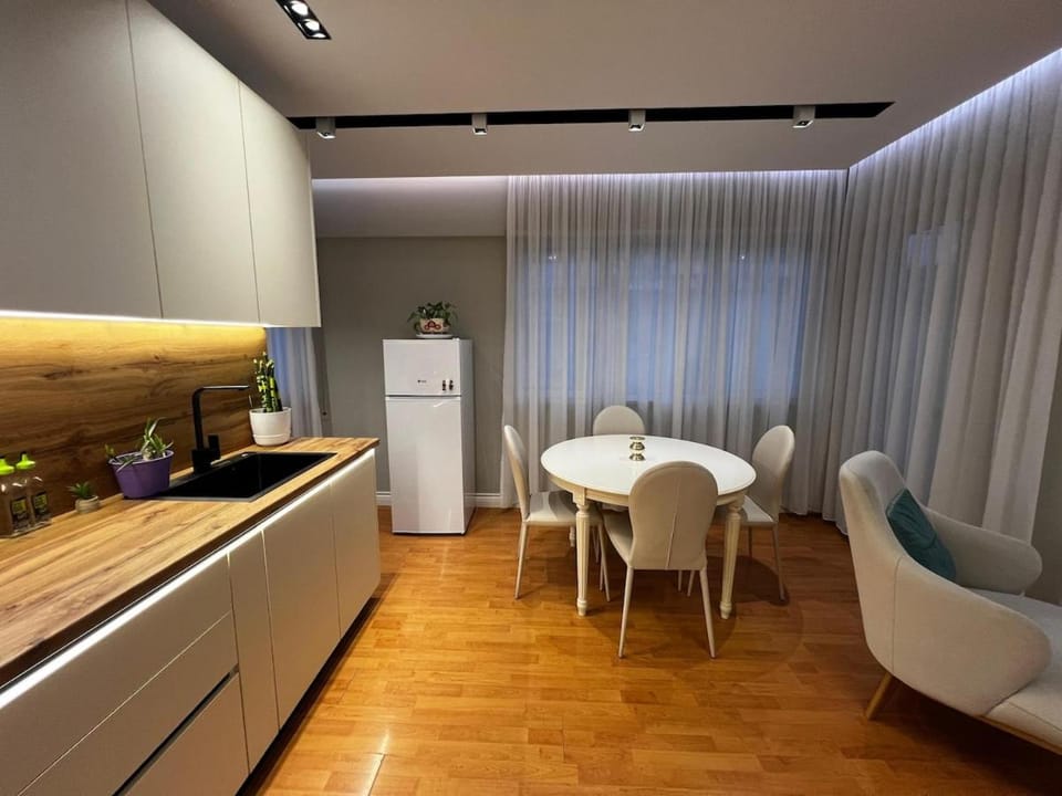 Kitchen or kitchenette, Seating area, Dining area