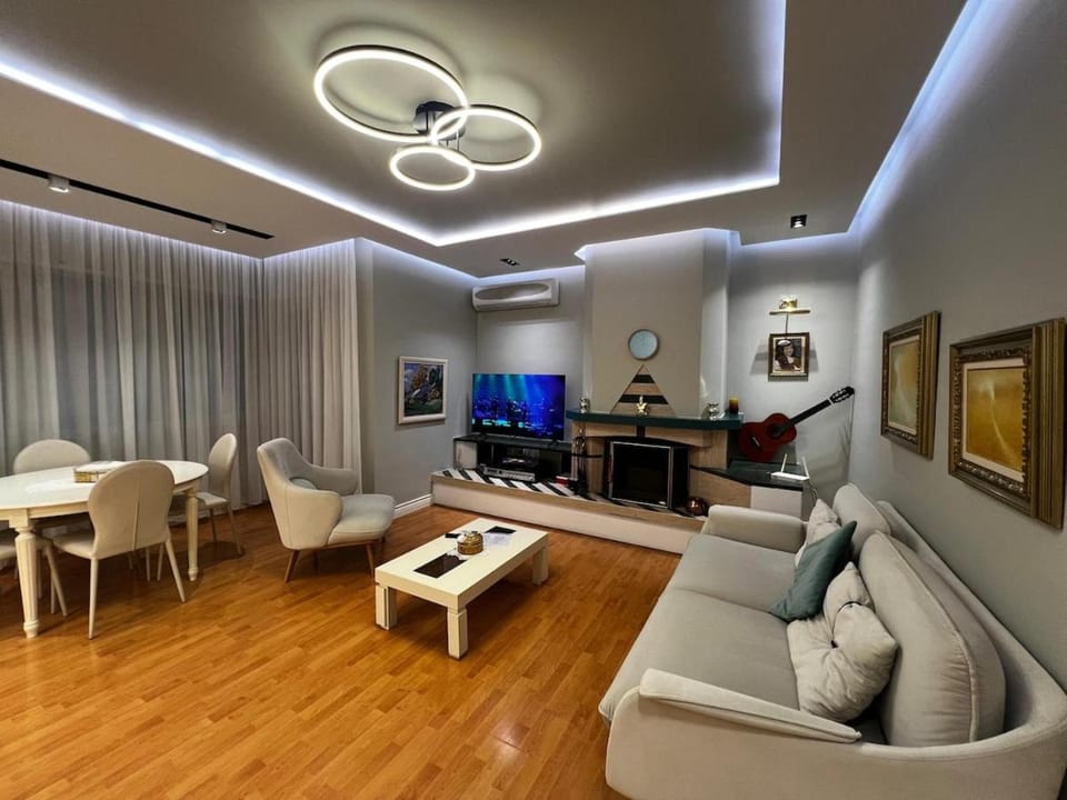 TV and multimedia, Living room, Seating area, Evening entertainment