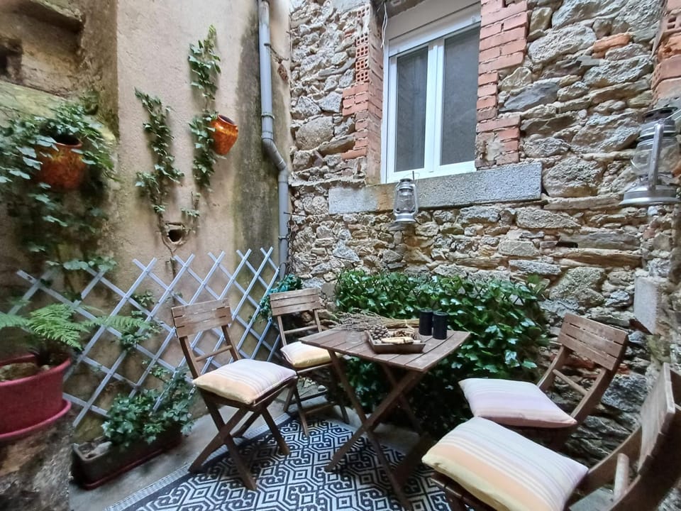 Patio, Day, Dining area