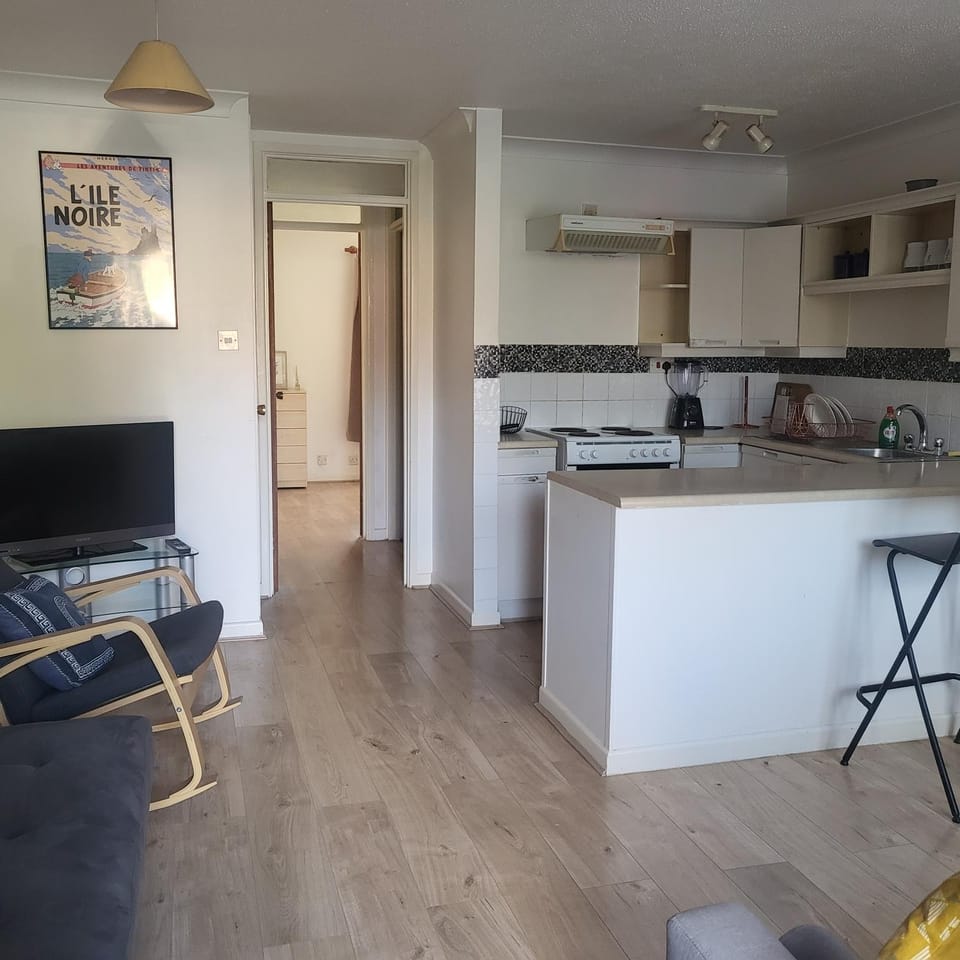 TV and multimedia, Kitchen or kitchenette, Living room, Seating area, Dining area, oven, stove