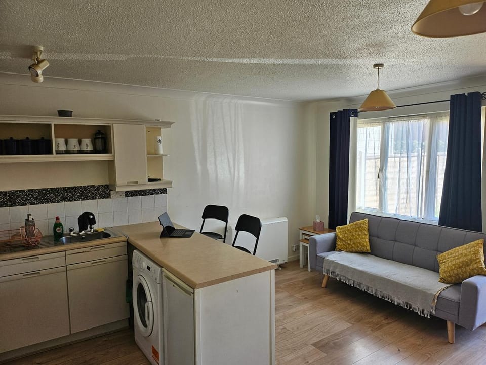 Bright & Comfortable sleeps 4 nr London Heathrow House in Southall