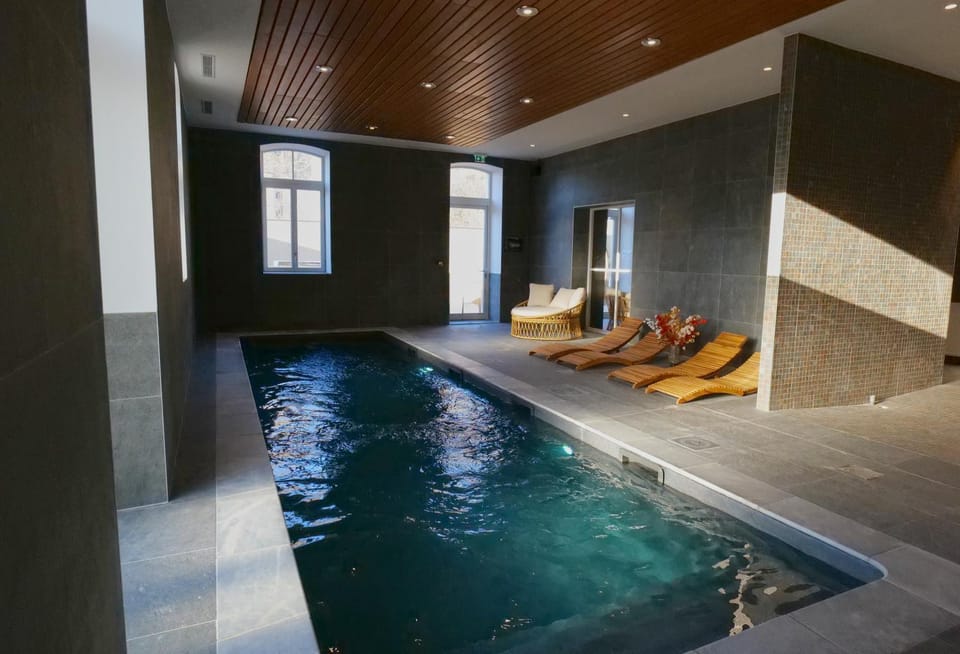 Swimming pool, sunbed