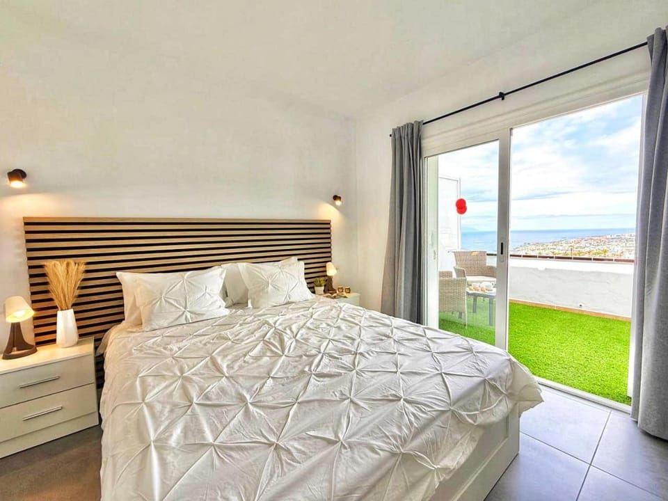 Bed, View (from property/room), Balcony/Terrace, Photo of the whole room, Bedroom, Sea view
