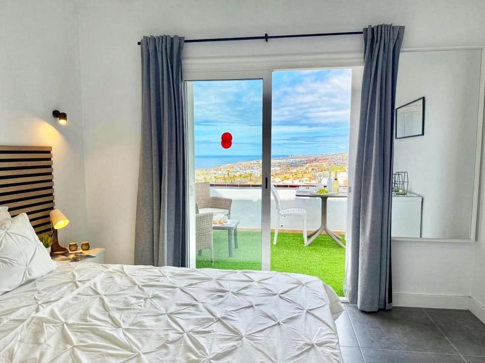 Bed, View (from property/room), Balcony/Terrace, Photo of the whole room, Bedroom, Sea view