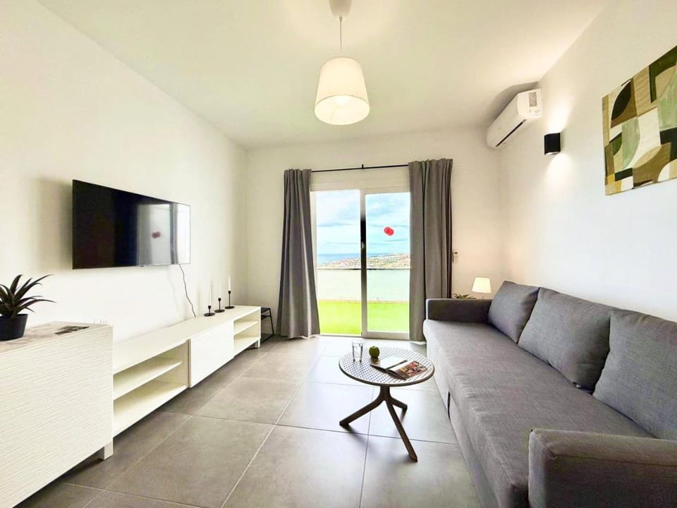 TV and multimedia, View (from property/room), Living room, Photo of the whole room, Seating area, Sea view, air conditioner