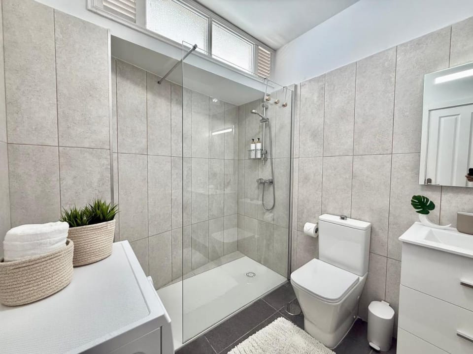 Shower, Toilet, Bathroom, towels