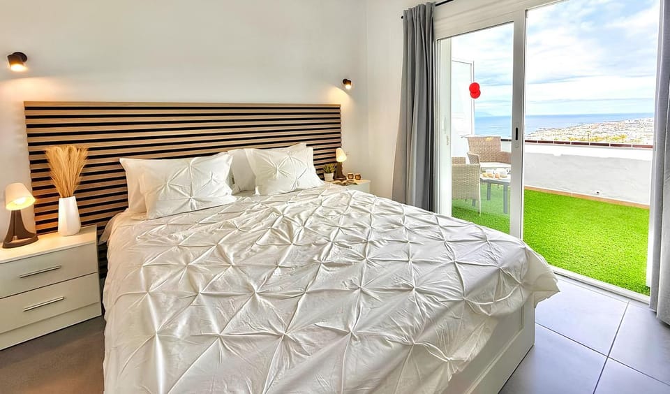Bed, View (from property/room), Balcony/Terrace, Photo of the whole room, Bedroom, Sea view