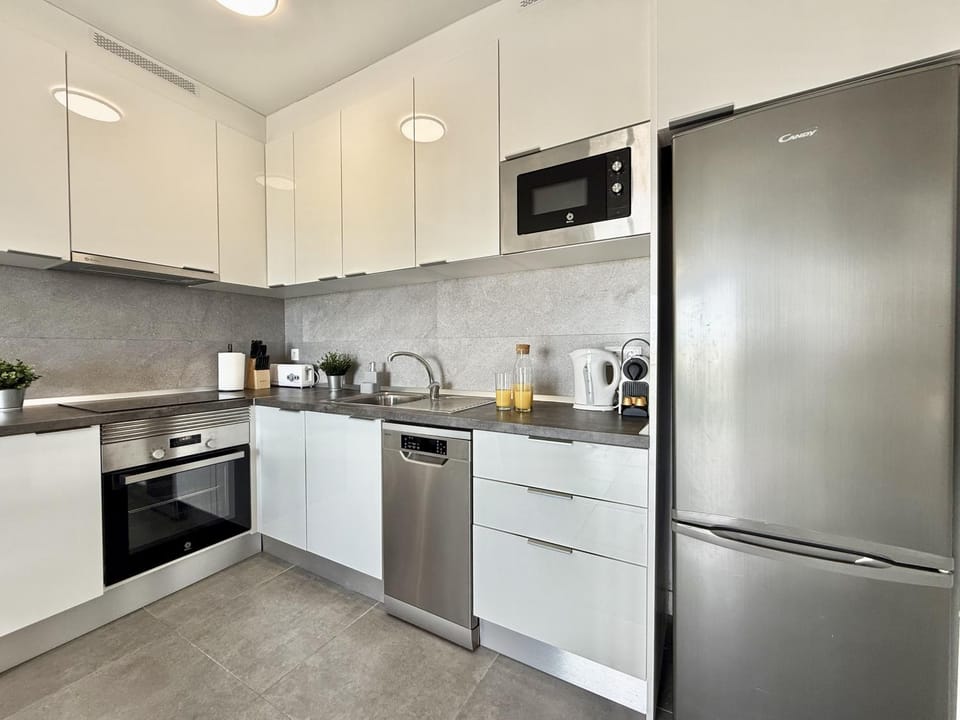 Coffee/tea facilities, Kitchen or kitchenette, dishwasher, oven, stove, toaster