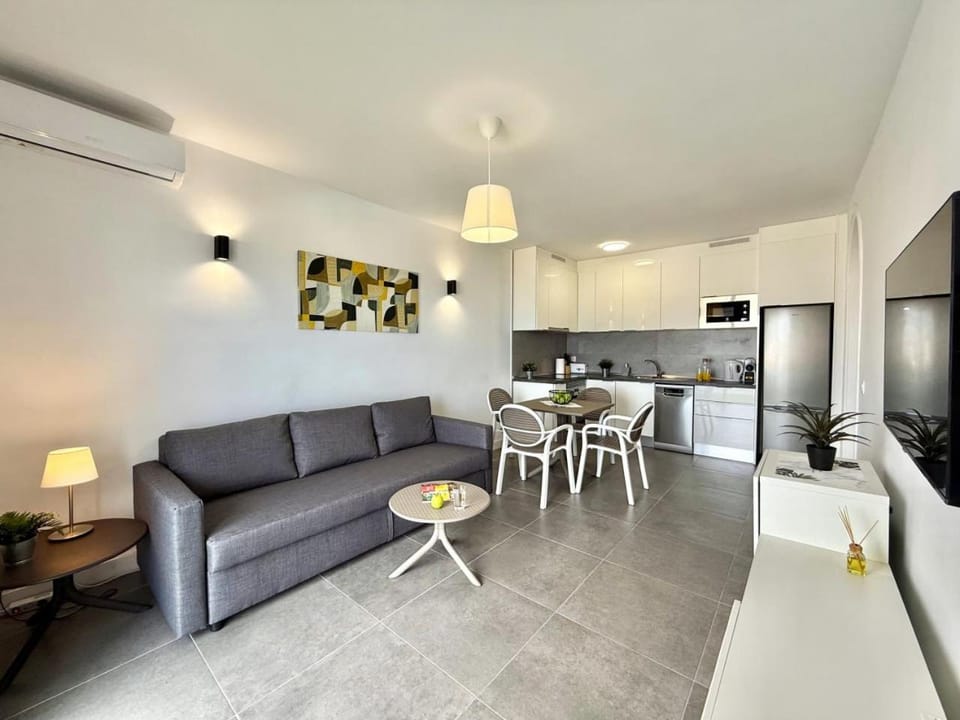 TV and multimedia, Kitchen or kitchenette, Living room, Seating area, Dining area, dishwasher, oven, stove