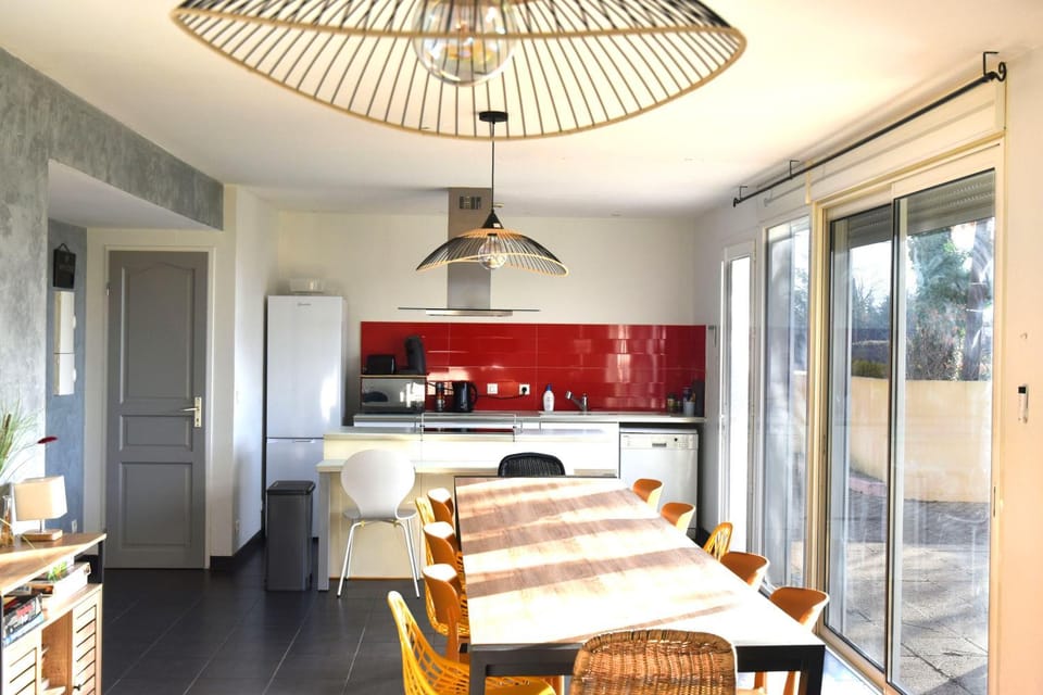 Coffee/tea facilities, Kitchen or kitchenette, Dining area, stove